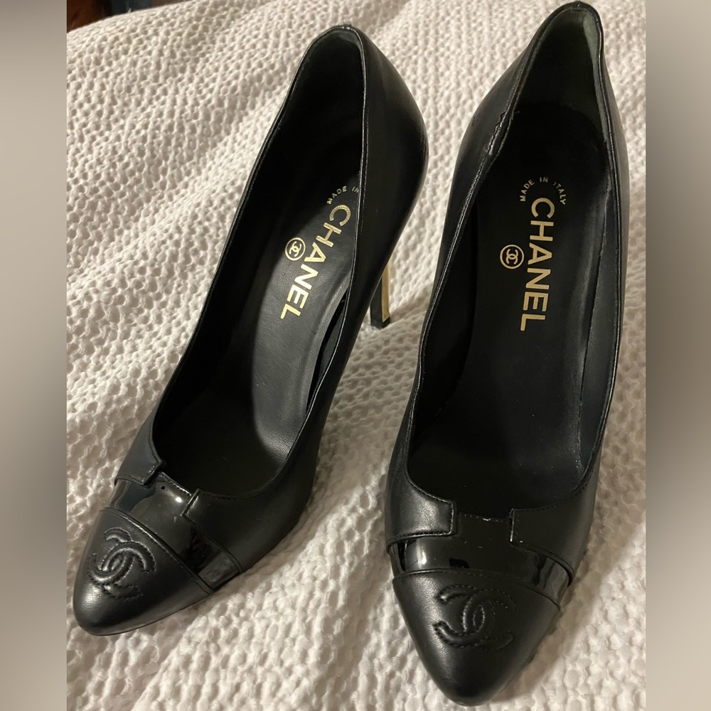 Chanel black pointed pumps with logo tip and gold heel